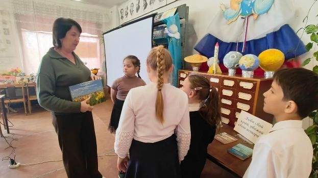  Обзор книжной выставки под названием "Люби свой край, уважай свою историю". 