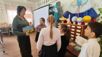  Обзор книжной выставки под названием "Люби свой край, уважай свою историю". 